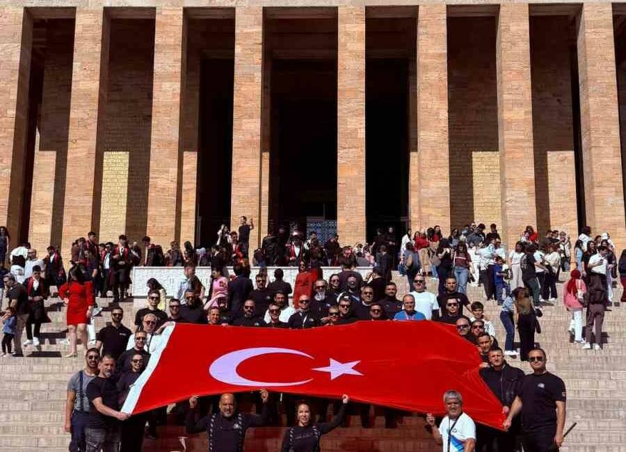 Motorculardan Anıtkabir’e “bayrak sürüşü” Karabük’ün Safranbolu ilçesinde geleneksel hale gelen bayrak sürüşü etkinliğinde, 83