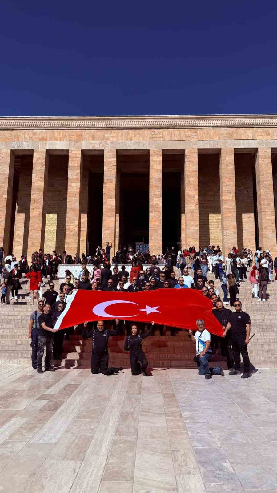Motorculardan Anıtkabir’e"bayrak sürüşü" 2 motorculardan anitkabire bayrak surusu 4066c3e9e5ca