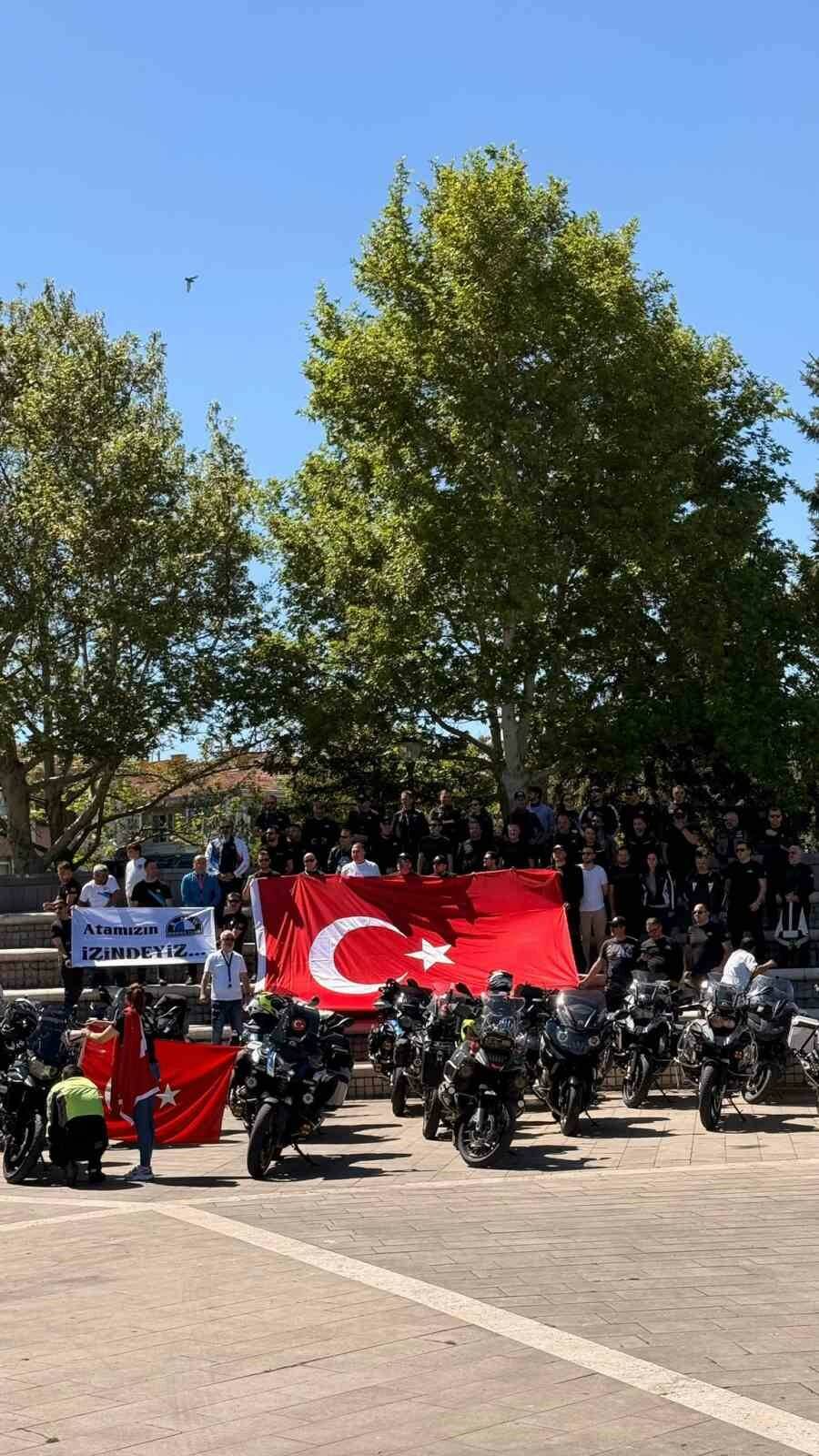 Motorculardan Anıtkabir’e "bayrak sürüşü" 1 motorculardan anitkabire bayrak surusu dd3449404df8
