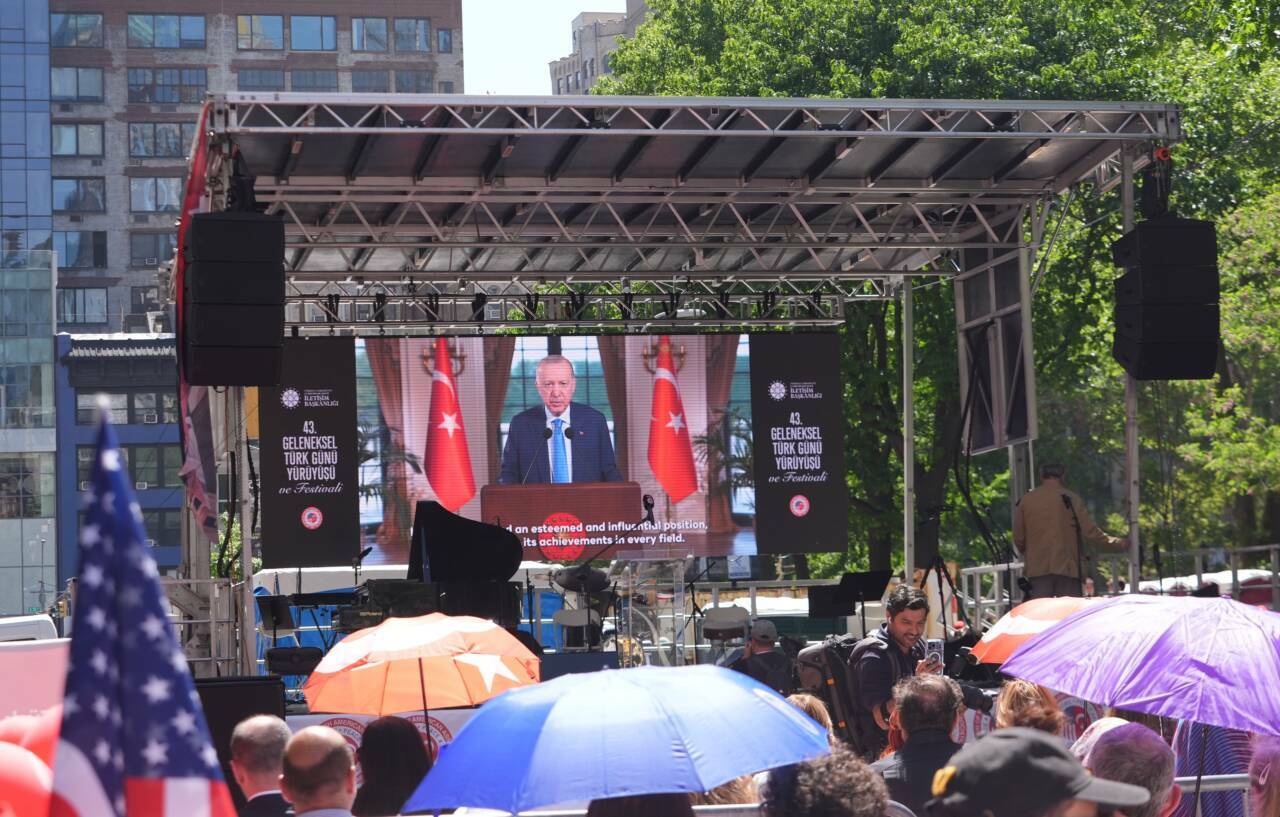 new yorkta 43uncu turk gunu yuruyusu coskuyla kutlandi 17ed19bb5ab7