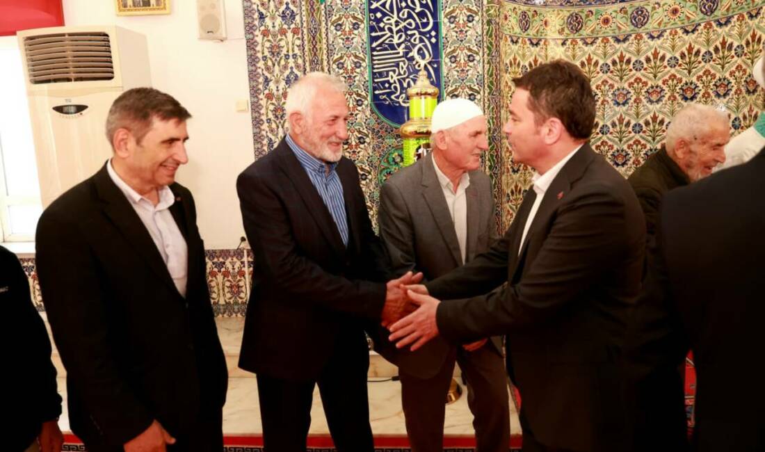 Başkan Erkan Aydın, vatandaşlarla bayramlaştı Osmangazi Belediye Başkanı Erkan Aydın, Kurban Bayramı namazını Nilüferköy Camii’nde