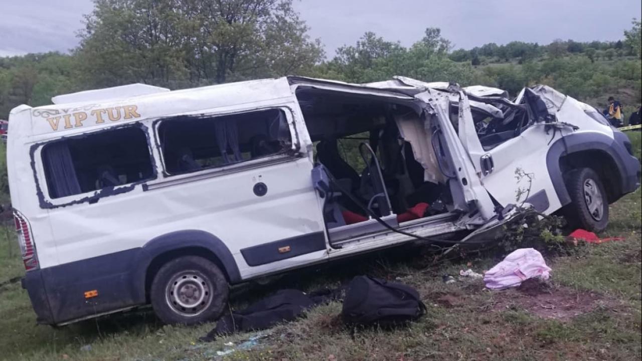 ogrenci servisi devrildi olu ve yaralilar var f7ed8dbeb71c
