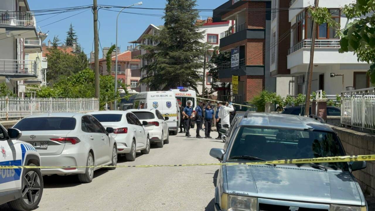 Oğulları tarafından öldürülen veteriner çift, toprağa verildi 5 ogullari tarafindan oldurulen veteriner cift topraga verildi ab5e03ccbd5b