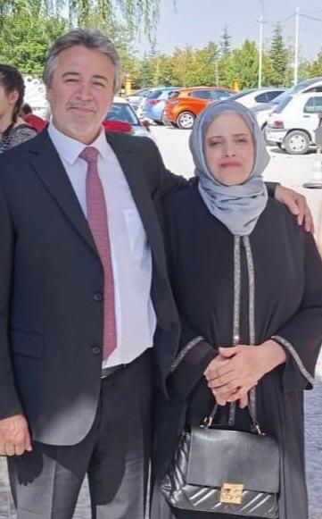 Oğulları tarafından öldürülen veteriner çift, toprağa verildi Konya'da hukuk fakültesi öğrencisi oğulları Cihan Dinçer (22) tarafından bıçaklanarak