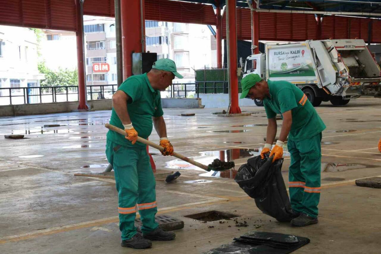Osmangazi’de kurban mesaisi: Kesim alanları 7/24 temizleniyor 4 osmangazide kurban kesim alanlari titizlikle temizleniyor c7486f5aee8a