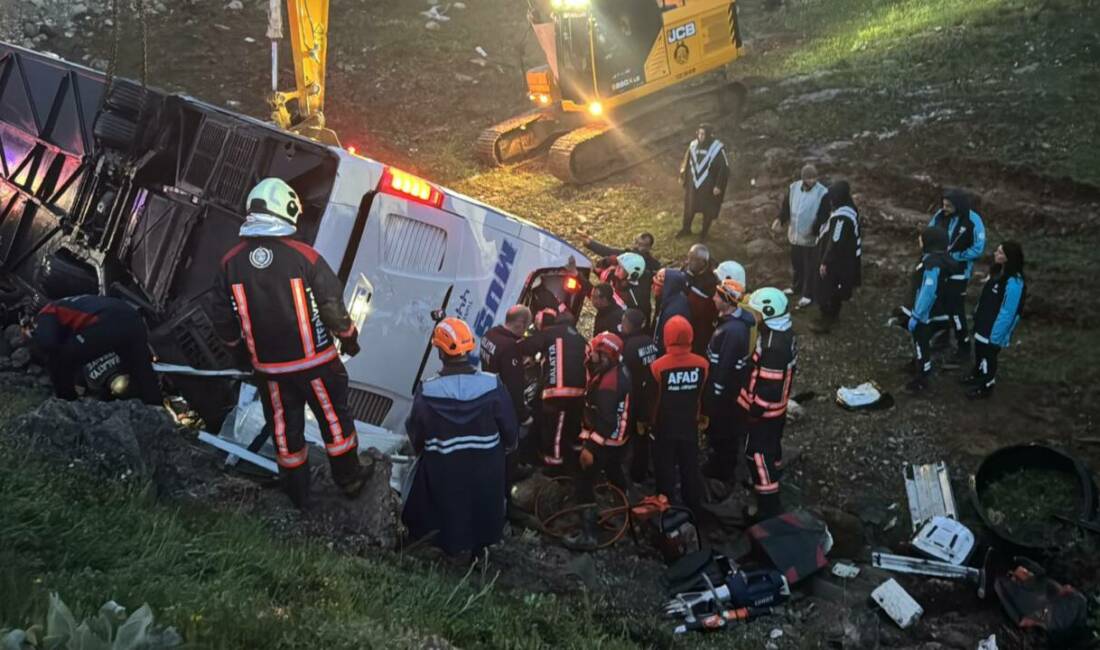 Otobüs şarampole uçtu: 4 ölü, 15 yaralı Malatya'nın Doğanşehir ilçesinde yolcu otobüsünün şarampole devrilmesi sonucu ilk belirlemelere
