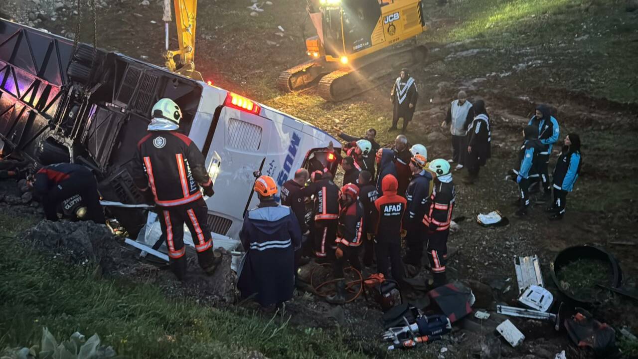 Otobüs şarampole uçtu: 4 ölü, 15 yaralı 1 otobus sarampole uctu 4 olu 15 yarali c7aa8291e2d9