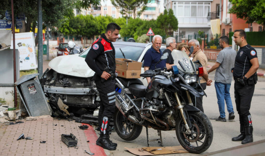 Antalya’nın Muratpaşa ilçesinde polis motosikletiyle otomobilin çarpıştığı kazada, 2’si polis