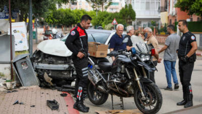 Antalya’nın Muratpaşa ilçesinde polis motosikletiyle otomobilin çarpıştığı kazada, 2’si polis
