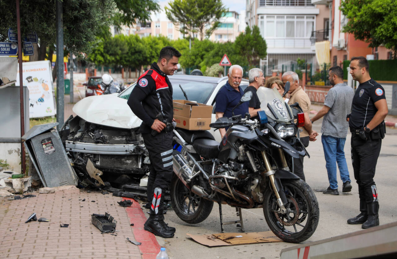 polis motosikletiyle otomobil carpisti 3 yarali 7ab933895f05