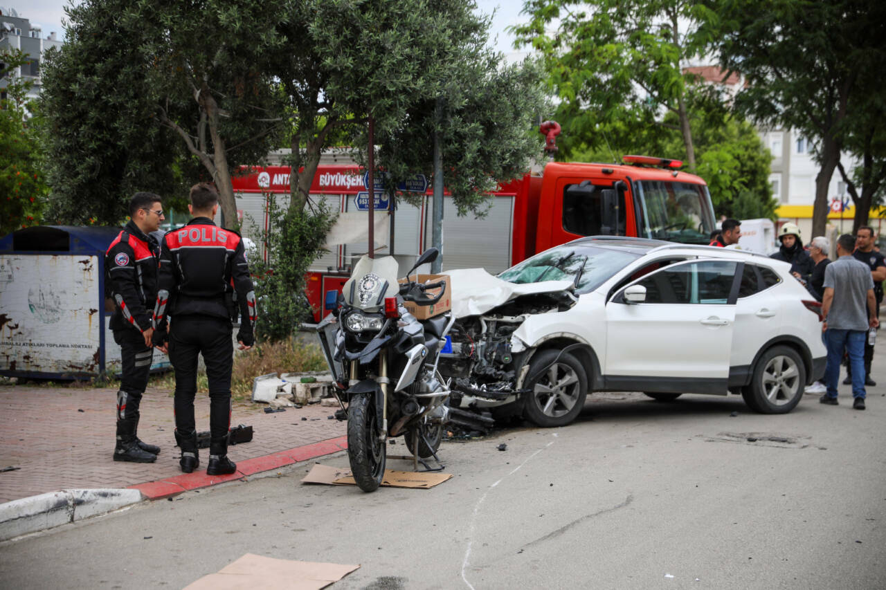 polis motosikletiyle otomobil carpisti 3 yarali 7d25fdef64a4