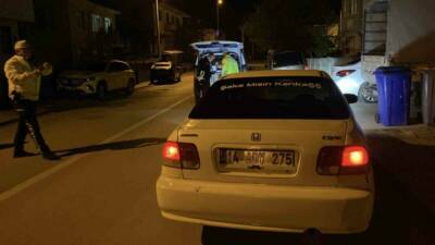 Bolu’da polis ekiplerince gerçekleştirilen trafik uygulamasında, denetim noktasını gören sürücü