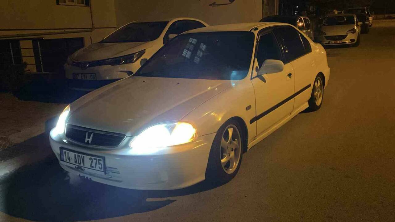 Polisi görünce aracını çalışır vaziyette bırakıp kaçtı 1 polisi gorunce aracini calisir vaziyette birakip kacti 6229513a5aa9