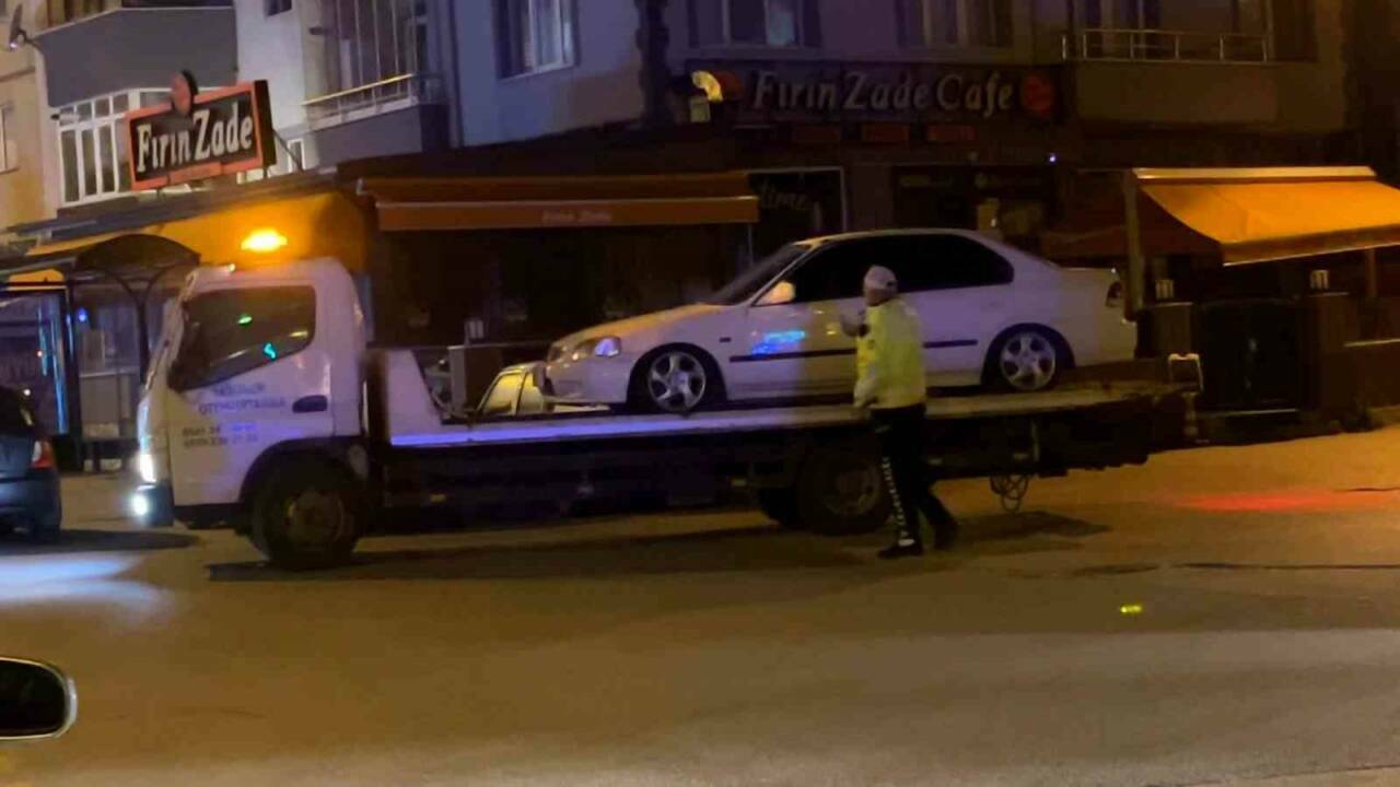 Polisi görünce aracını çalışır vaziyette bırakıp kaçtı 3 polisi gorunce aracini calisir vaziyette birakip kacti 85723fba0e17