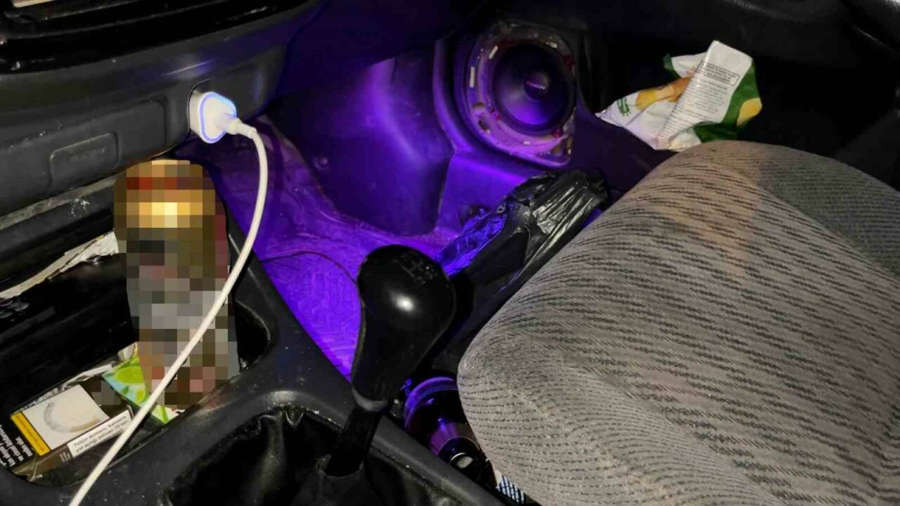 Polisi görünce aracını çalışır vaziyette bırakıp kaçtı 4 polisi gorunce aracini calisir vaziyette birakip kacti e360f6e6abf9