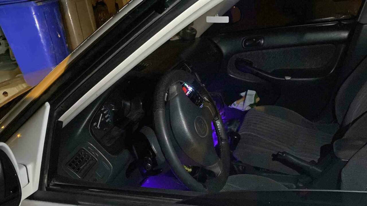 Polisi görünce aracını çalışır vaziyette bırakıp kaçtı 2 polisi gorunce aracini calisir vaziyette birakip kacti f325e73af463