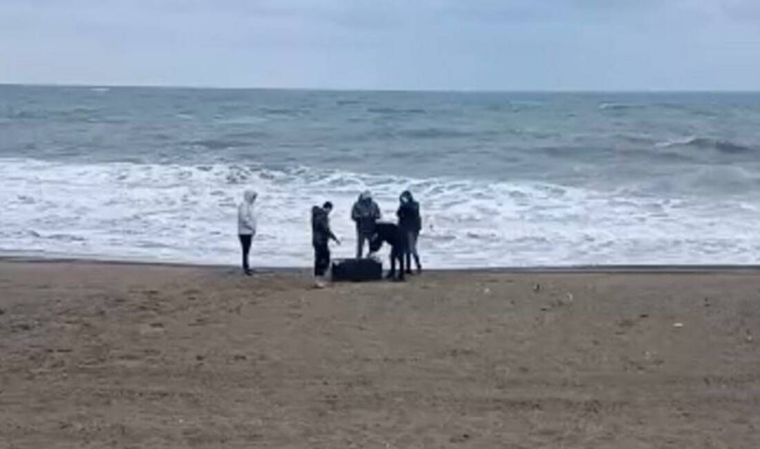 Sahile vuran çantadan uyuşturucu çıktı Sakarya'nın Karasu ilçesinde sahile vuran çantada 21,5 kilogram sentetik uyuşturucu.