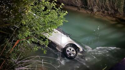 Şanlıurfa’da sürücüsünün kontrolünü kaybettiği otomobilin sulama kanalına devrilmesi sonucu yardım