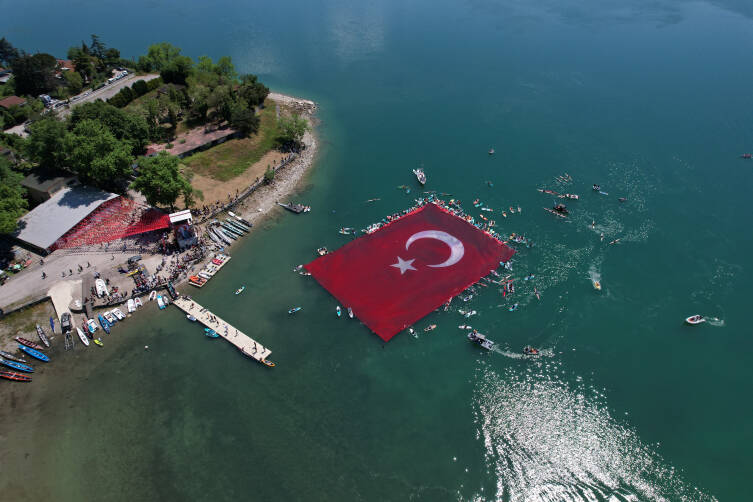 Sapanca Gölü'nde 1923 metrekarelik Türk bayrağı 1 sapanca golunde 1923 metrekarelik turk bayragi 8f2ef0d8e261
