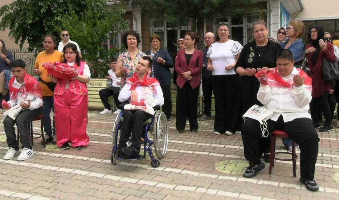 Temsili askerlik töreninde duygu dolu anlar Edirne’de Engelliler Haftası dolayısıyla düzenlenen "Farkındalık ve Temsili Asker Kınası