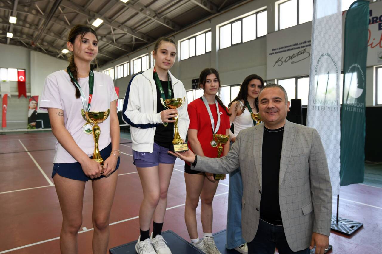 Bursa'da geleceğin yıldız raketleri hünerlerini sergiledi 1 tenis turnuvasi odul toreni 1