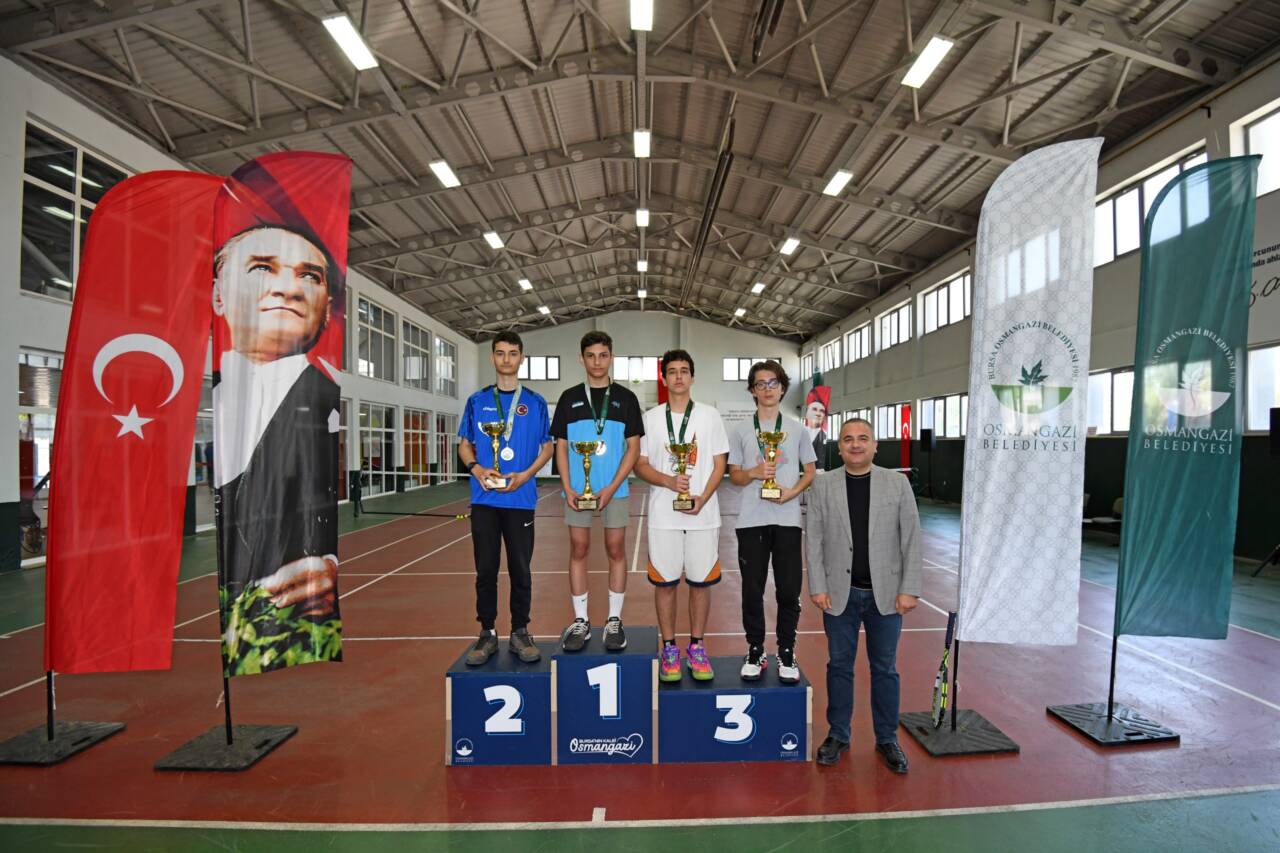 Bursa'da geleceğin yıldız raketleri hünerlerini sergiledi 2 tenis turnuvasi odul toreni 3