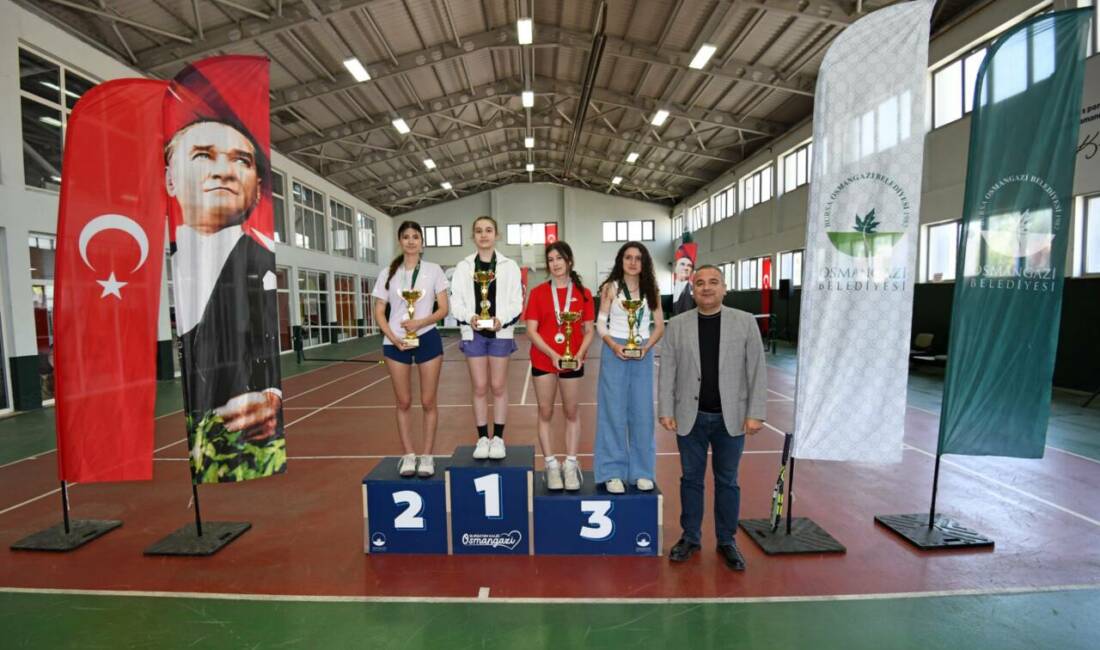 Bursa’da geleceğin raketleri korta çıktı Osmangazi Belediyesi tarafından 19 Mayıs Atatürk’ü Anma, Gençlik ve Spor