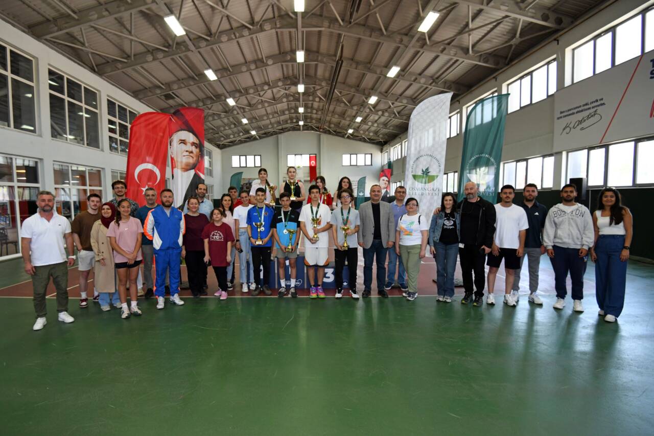 Bursa'da geleceğin yıldız raketleri hünerlerini sergiledi 3 tenis turnuvasi odul toreni 9