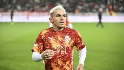 İstanbul Beyoğlu'nda, Galatasaraylı futbolcu Lucas Torreira'yı darbeden şüpheli gözaltına alındı.