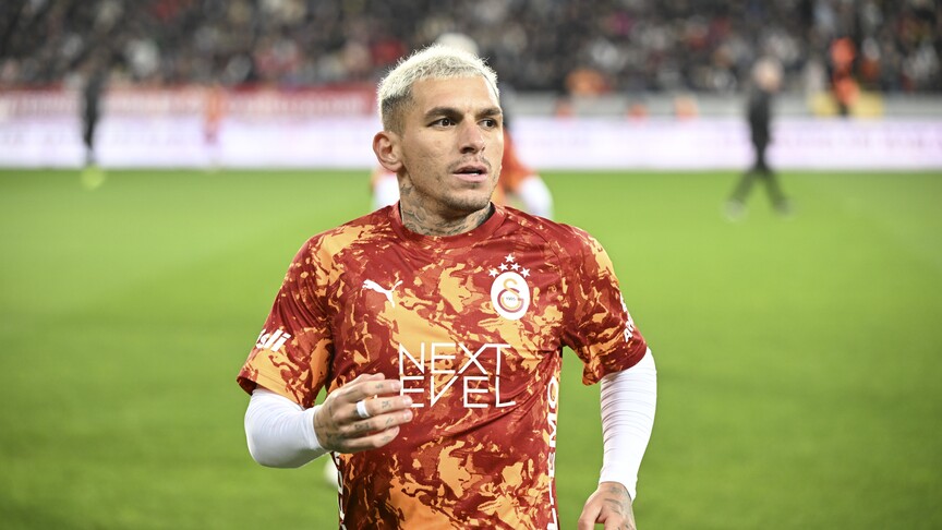 İstanbul Beyoğlu'nda, Galatasaraylı futbolcu Lucas Torreira'yı darbeden şüpheli gözaltına alındı.