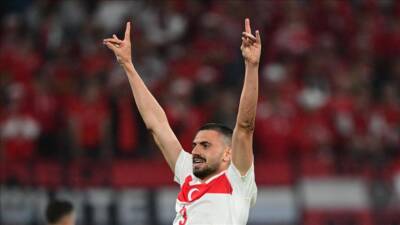 Bursaspor Başkanı Enes Çelik, milli futbolcu Merih Demiral’ın “Fetih” formasından