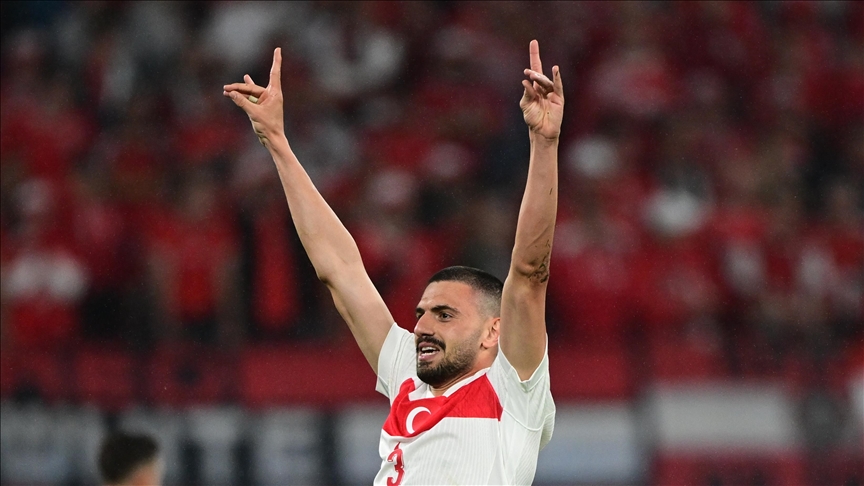 Bursaspor Başkanı Enes Çelik, milli futbolcu Merih Demiral’ın “Fetih” formasından