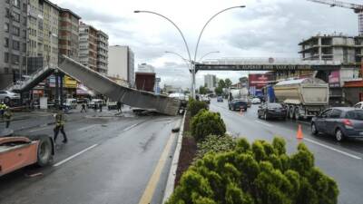 Ankara'nın Altındağ ilçesinde damperi açık şekilde seyreden TIR üstgeçide çarparak
