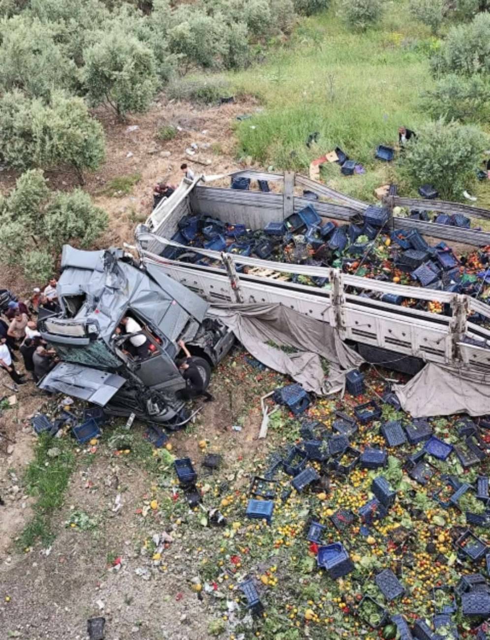 TIR viyadükten uçtu: 3 ölü 1 tir viyadukten uctu 3 olu 0f05479763d9