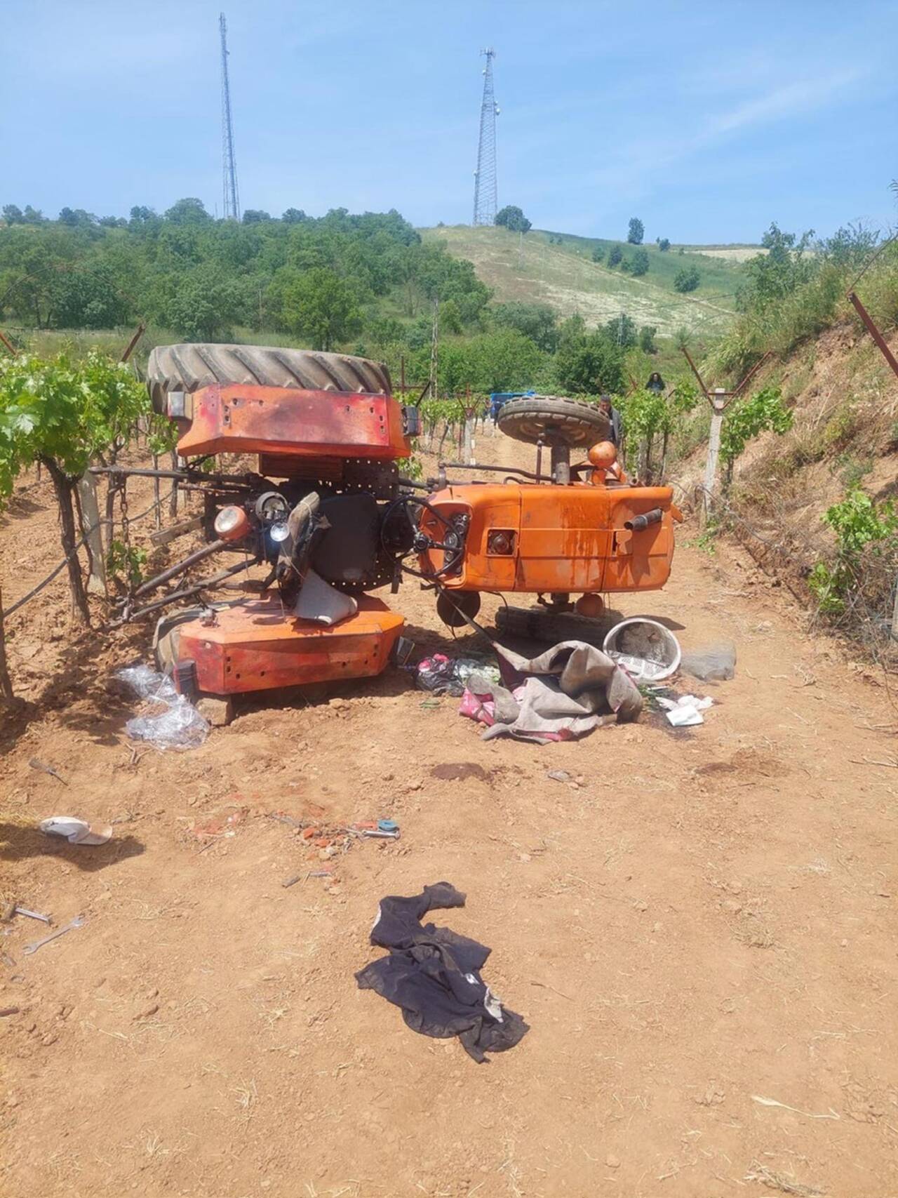 Traktör şarampole yuvarlandı; 1 ölü 1 traktor sarampole yuvarlandi 1 olu 96e8504be7ce