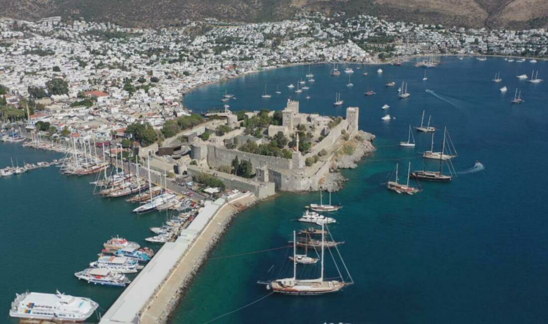 Turizm cennetinde sezon açılıyor! Girişler 2 bin liradan başlıyor Muğla'nın Bodrum Otelciler Derneği (BODER) Başkan Yardımcısı Alişir Şahin, dünyaca