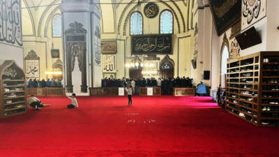 Bursa Ulucami'de Kurban Bayramı öncesi özel dokuma yeni halıların yüzde