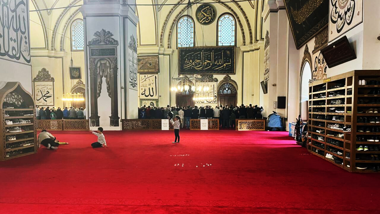 Bursa Ulucami’nin yeni halıları göz kamaştırıyor! 8 ulucami hali degisimi