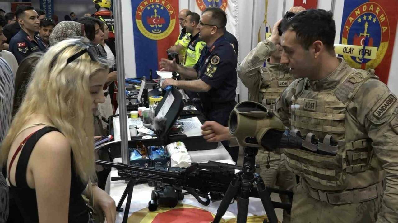 Uludağ Kariyer Fuarı’nda jandarma rüzgarı! 1 uludag kariyer fuarinda jandarma ruzgari aa837b566726