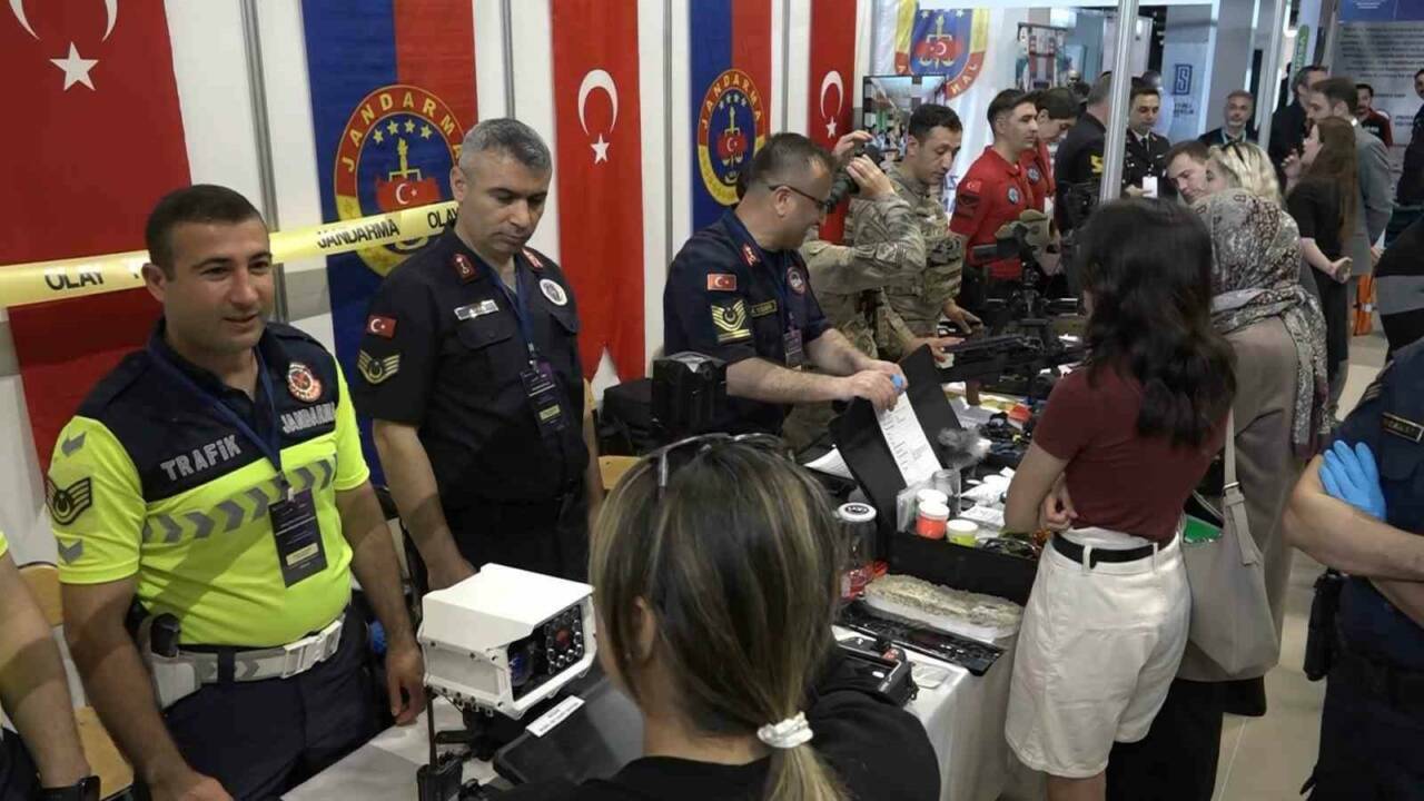 Uludağ Kariyer Fuarı’nda jandarma rüzgarı! 2 uludag kariyer fuarinda jandarma ruzgari ea5437e7a957