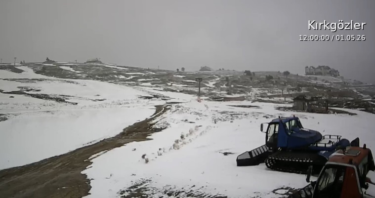Türkiye'nin ilk kayak merkezi Uludağ'da kar yağışı etkili oluyor. Kayak