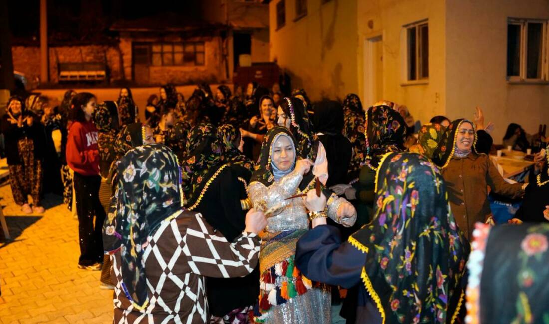 Keles’te Anneler Günü coşkuyla kutlandı Keles’in Küçükkovacık Mahallesi’nde bu yıl 20.’si düzenlenen Anneler Günü etkinliği
