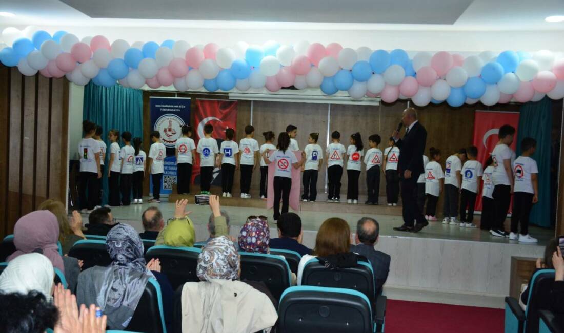 Bursa'da trafik kurallarının önemine dikkat çekmek amacıyla Kükürtlü İlkokulu'nda düzenlenen