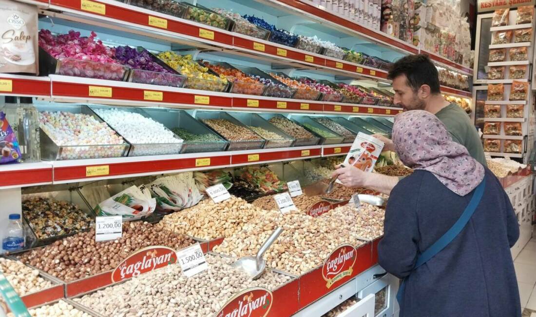 Bursa’da bayram ziyaretlerinin vazgeçilmezleri! İşte şeker, lokum, kuruyemiş ve kahve fiyatları… Kurban Bayramı’na sayılı günler kala Bursa’daki şekerlemecilerde hareketlilik arttı. Vatandaşların