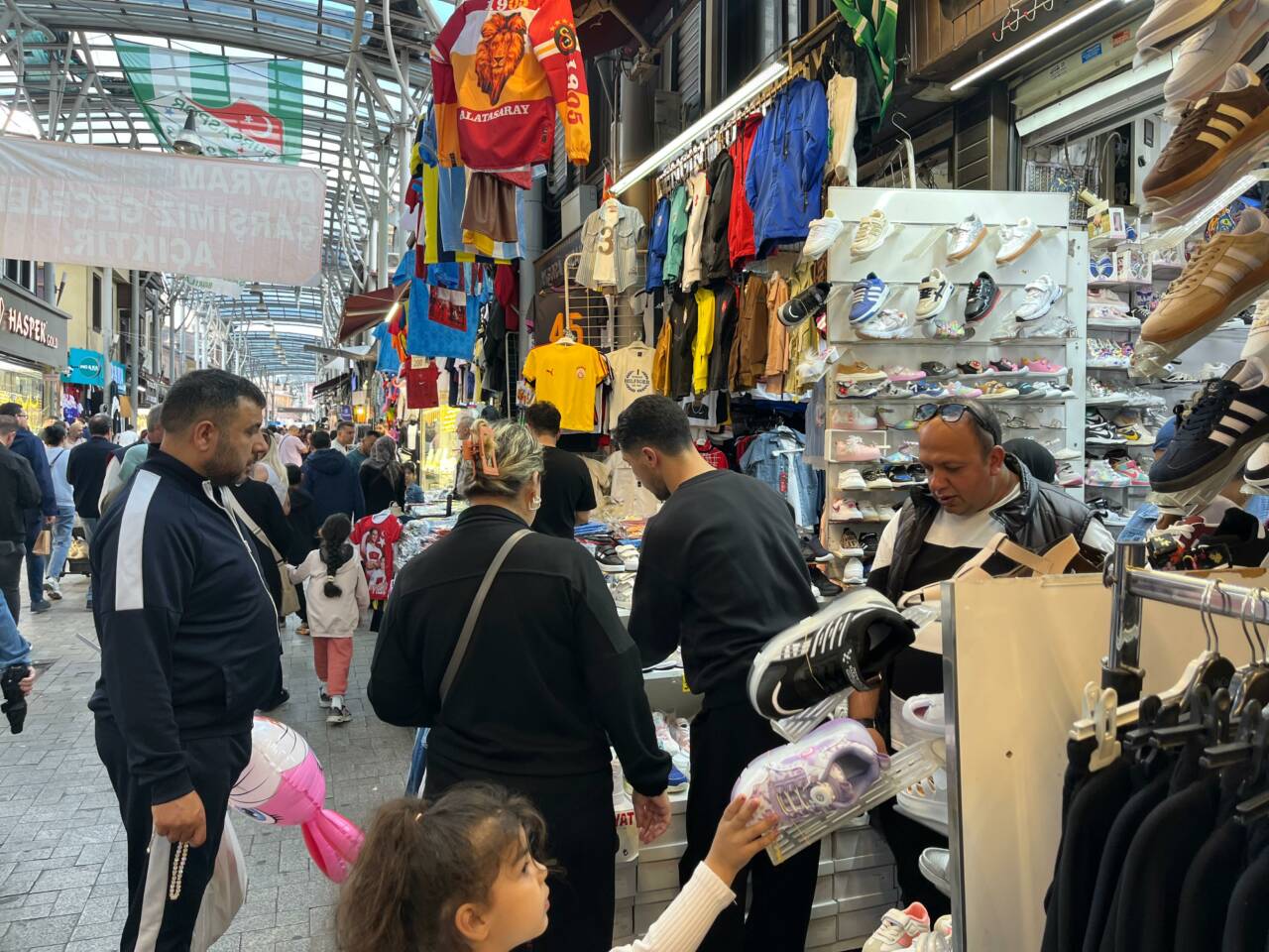 Bursa Kapalıçarşı'da bayram hareketliliği 4 whatsapp image 2026 05 24 at 141852 2