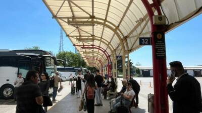 Bursa Şehirlerarası Otobüs Terminali’nde arife gününde beklenen bayram yoğunluğu oluşmadı.