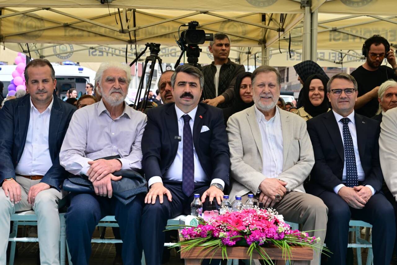 Bursa’da Erguvan coşkusu sona erdi 12 Yıldırım’da Erguvan Bayramı coşkusu sona erdi