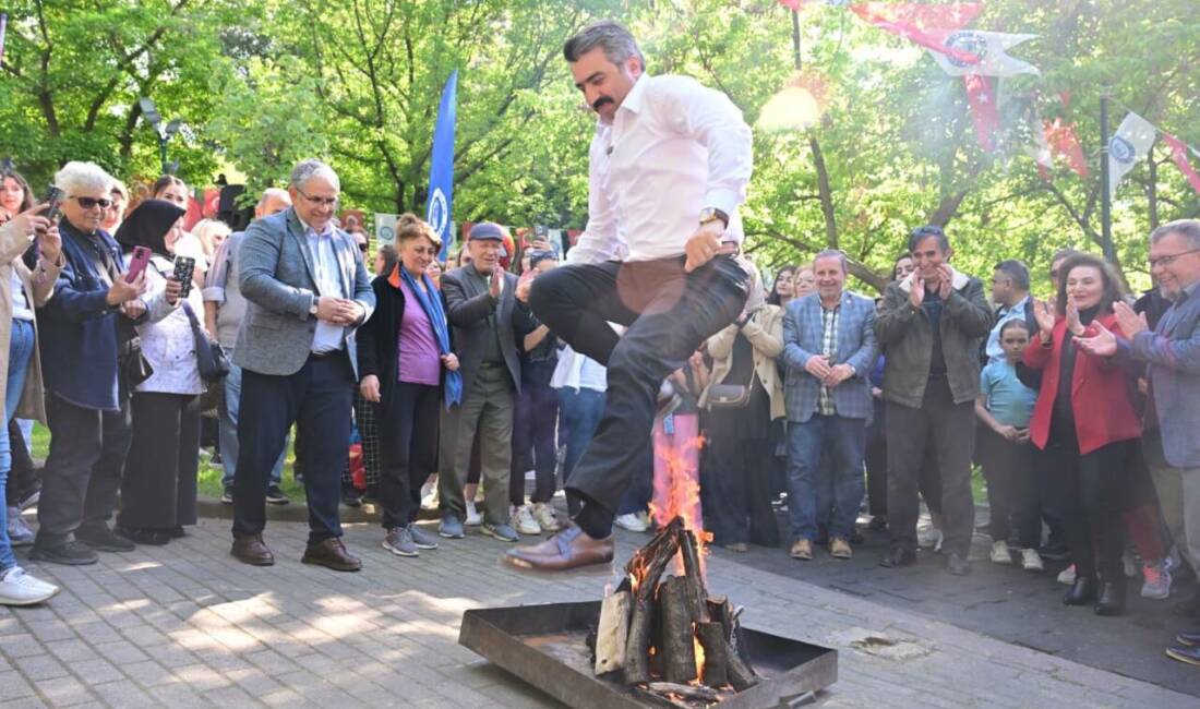 Bursa’da Hıdırellez coşkusu! Başkan Yılmaz ateşten böyle atladı… Yıldırım Belediyesi tarafından düzenlenen geleneksel Hıdırellez Şenlikleri, renkli görüntülere sahne
