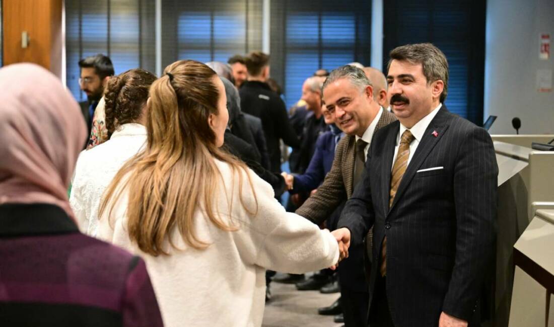 Başkan Oktay Yılmaz, belediye personeliyle bayramlaştı Yıldırım Belediye Başkanı Oktay Yılmaz, Kurban Bayramı öncesi belediye personeli