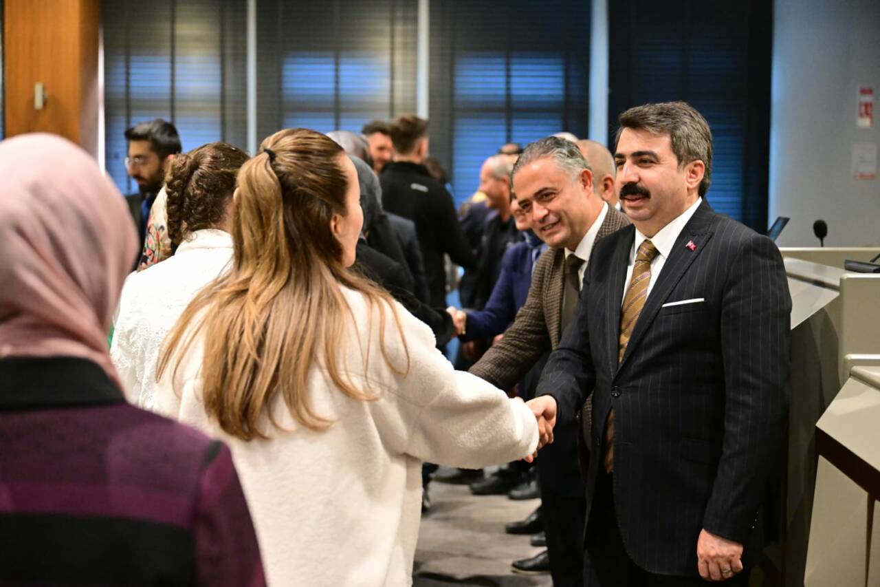 Başkan Oktay Yılmaz, belediye personeliyle bayramlaştı 2 Başkan Oktay Yılmaz, belediye personeliyle bayramlaştı